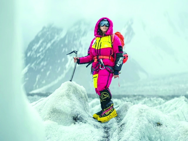 Naila Kiani summits Kanchenjunga