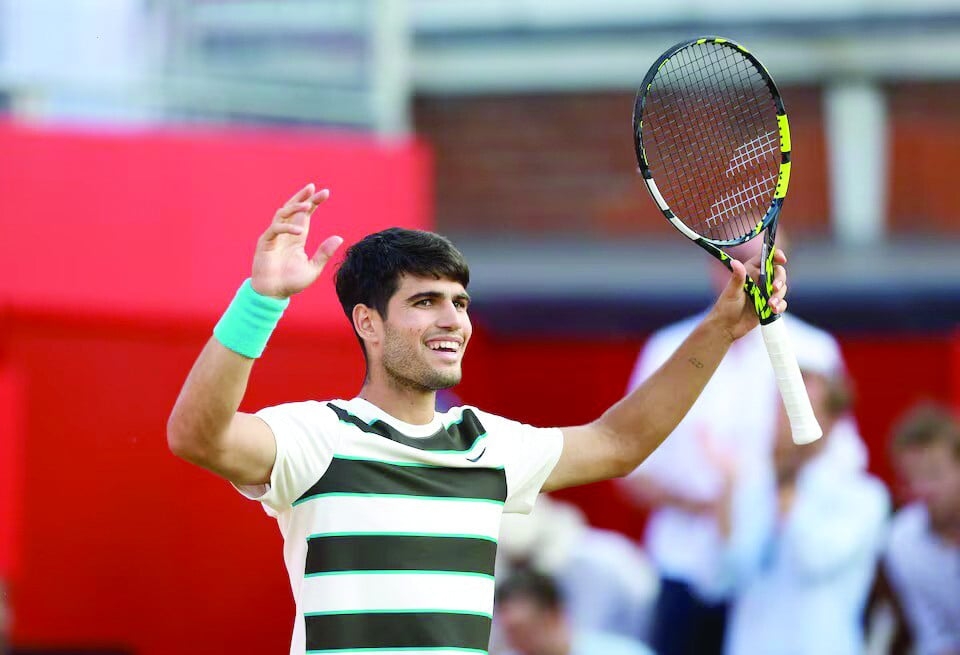 Alcaraz overcomes Munar to reach Queen's quarters