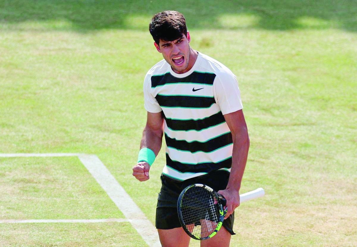 Alcaraz wins testing Queen's opener