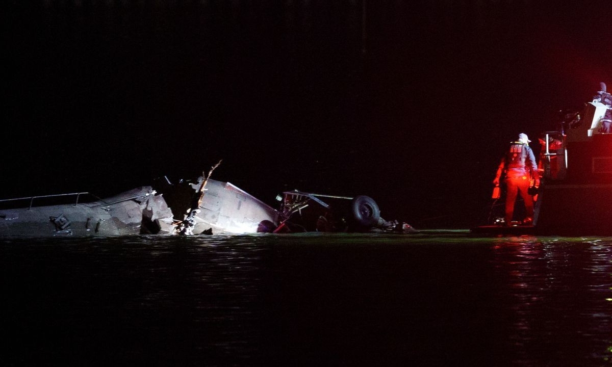 Plane and helicopter crash in DC: What we know so far