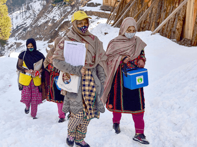 Polio vaccinators risk lives in freezing temperature to protect children