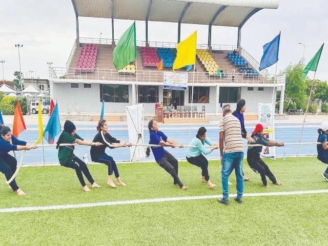 Karachi women rope in tug of war trophy