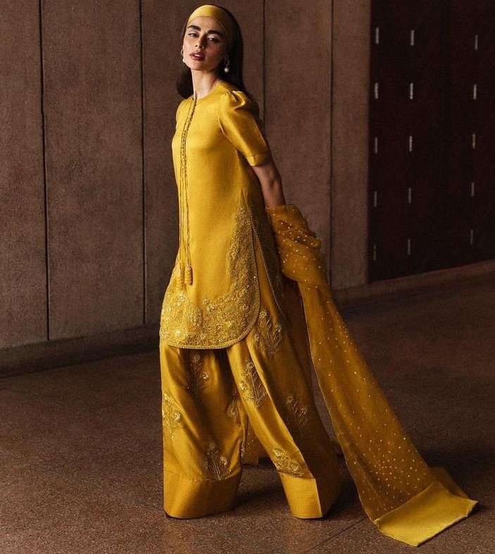 Pakistani Actresses Set the Trend with Farshi Shalwar