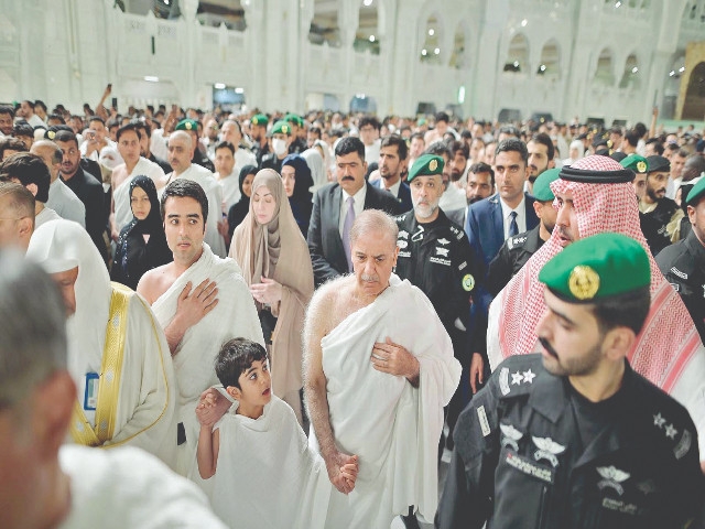 PM performs Umrah; prays for Pakistan