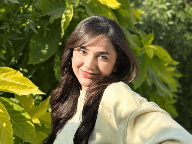 Yumna Zaidi wins best actress award