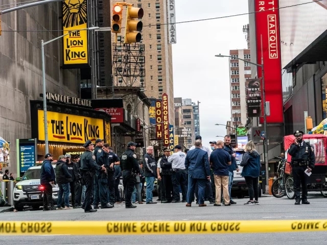 Teen shooter wounds 3 at Times Square