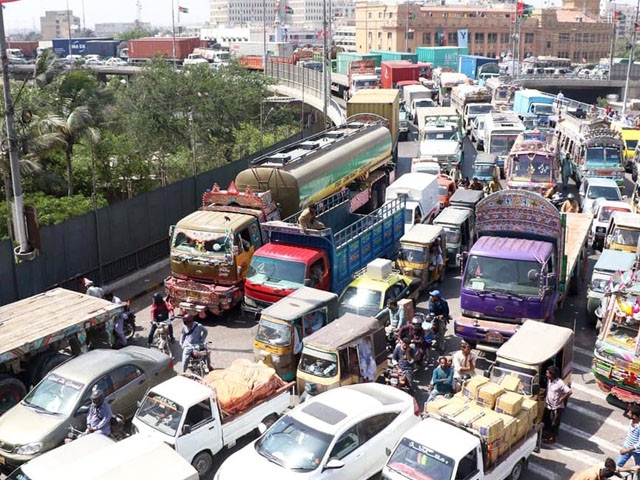 Heavy vehicles banned in Karachi during daytime