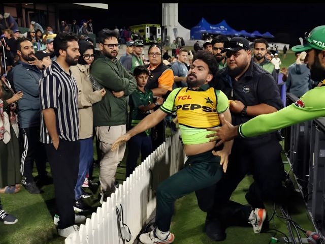 Khushdil Shah confronts critics in the crowd after Pakistan's third ODI defeat to New Zealand