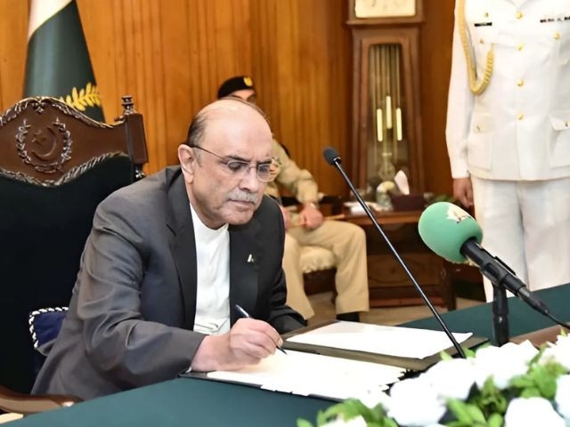 President Zardari delays PECA Act signing over journalists' concerns