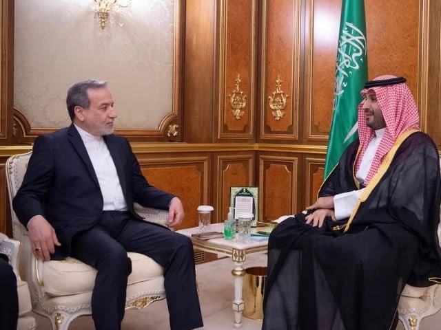 Iran's FM makes first post-war visit to Saudi Arabia