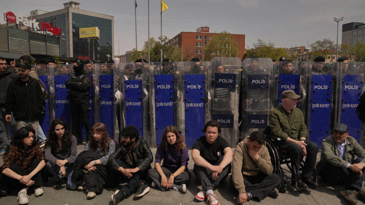 Trial opens for Turkish students, journalists