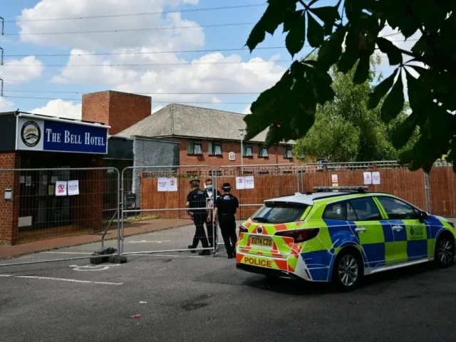 Anti-migrant protests turn violent in UK