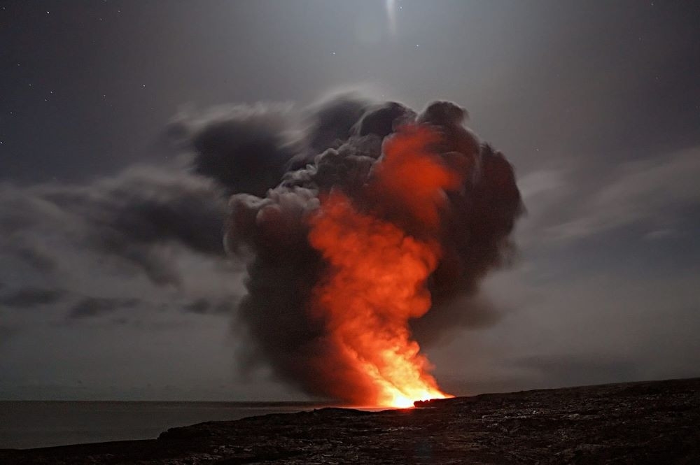 Kīlauea volcano erupts again, sending lava fountains soaring