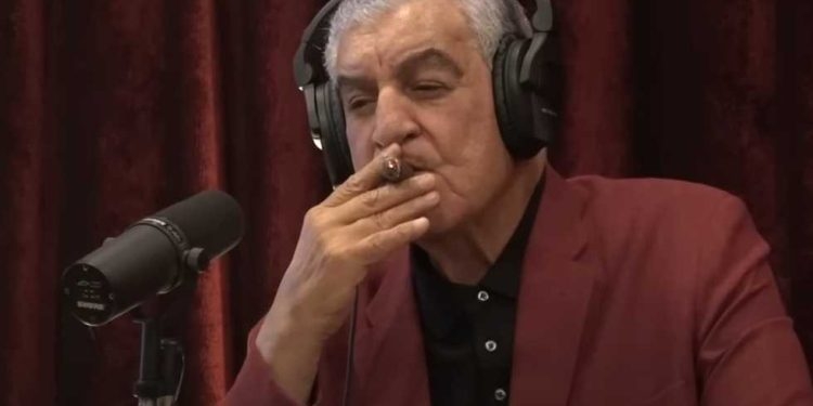 سيجار زاهي حواس عامل مشكلة