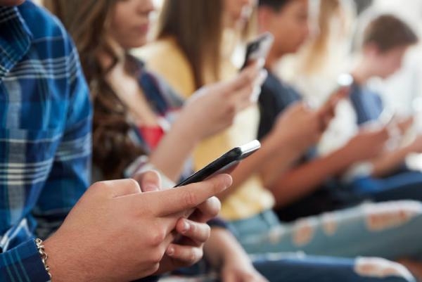 دراسة: القيام بهذه الحركة على الهاتف تصيب المرء بالاكتئاب