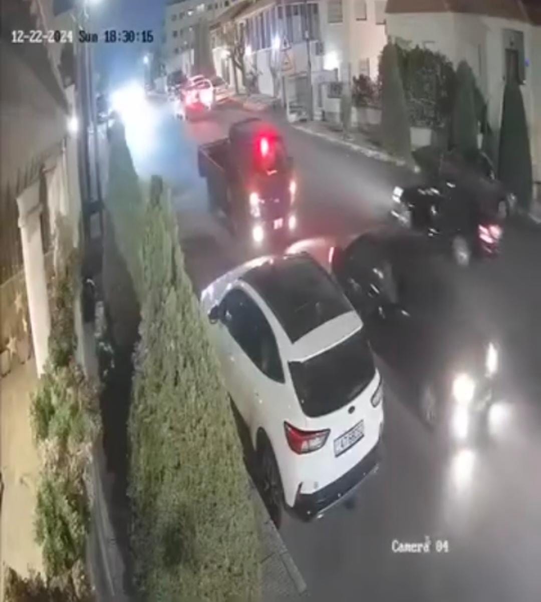 لحظة اعتداء سائق على سائق آخر في عمّان أمس الاثنين( فيديو)