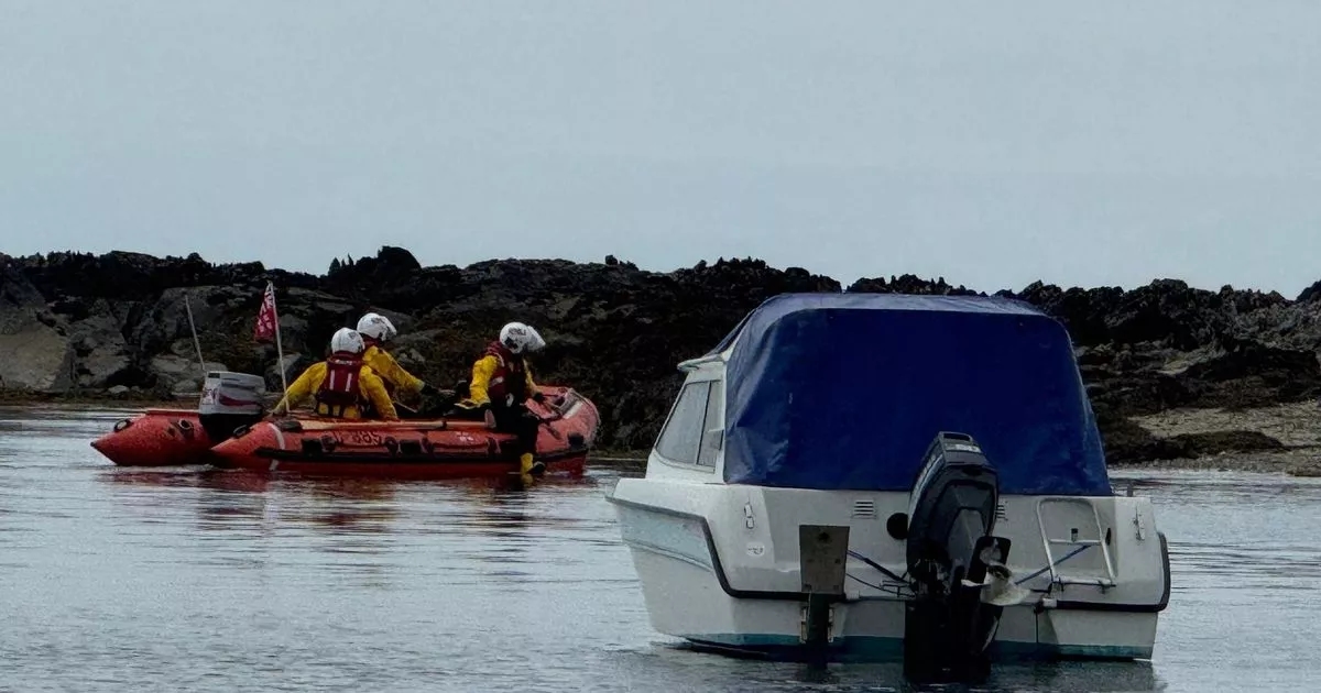 'Embarrassed' pair rescued after stranded on rocks off Rhosneigr beach