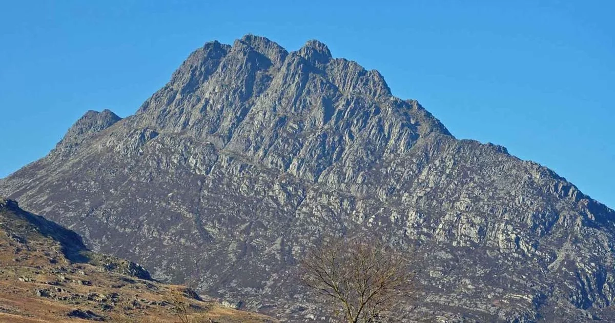 Family abseiled to safety after getting stuck on Eryri mountain