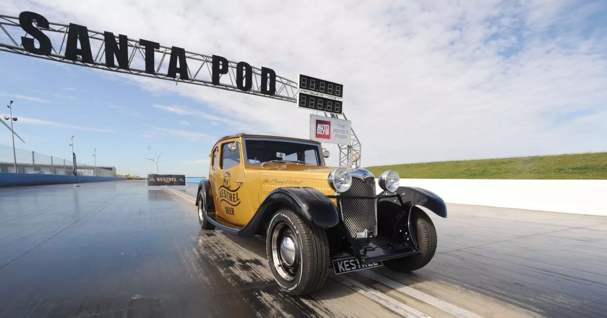 Couple gut classic car from 1950s and make extraordinary find worth hundreds