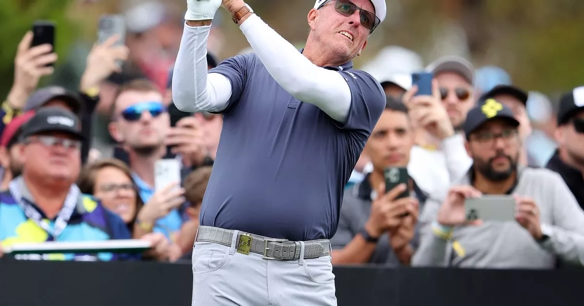 Phil Mickelson shows his true colours at US Open with generous act as last day goes from sunglasses to security