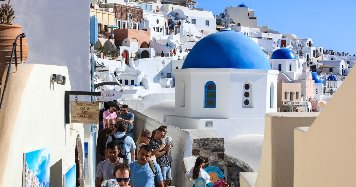 Greece panic as tourists abandon one of its 'most popular' islands