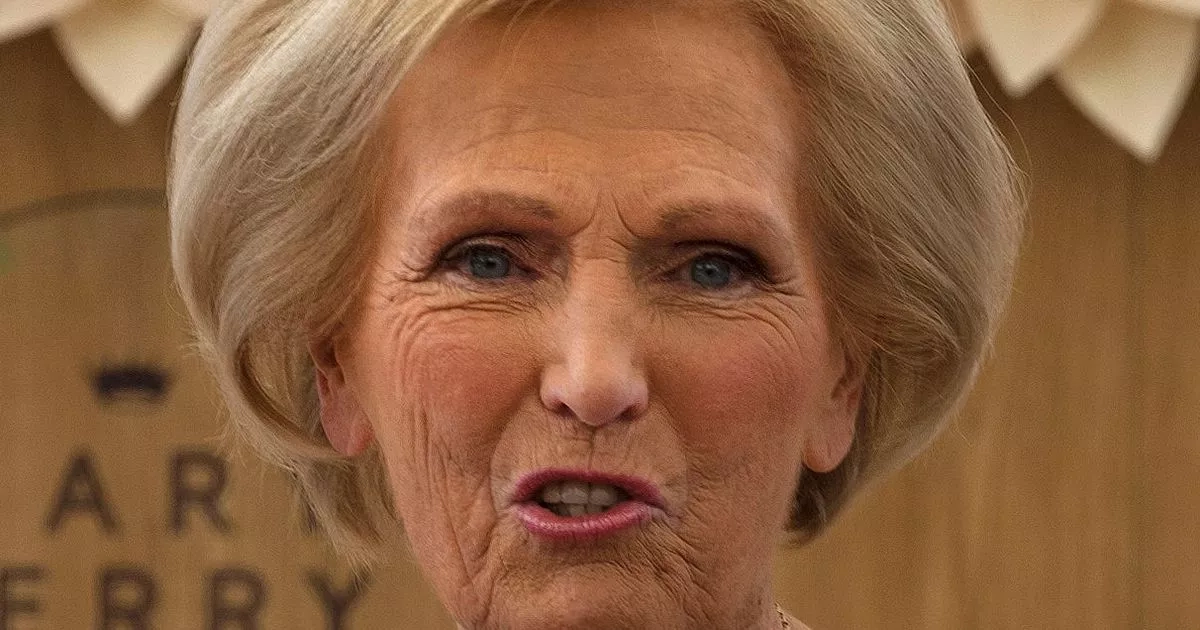 Bake Off icon Mary Berry issues heartbreaking plea as she tells crowd 'I'm deaf'