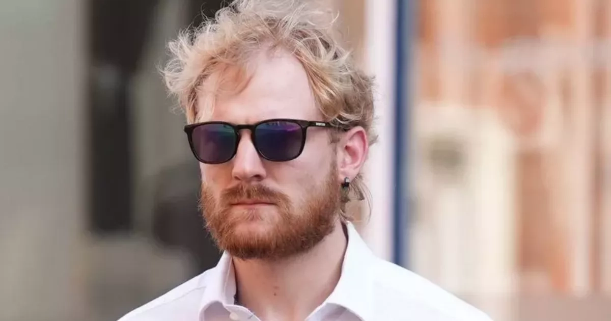 Police officer jailed after sharing graphic images of dying man