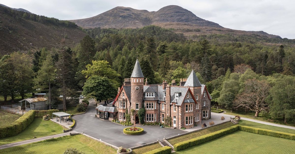 Take a bath under the stars at five-star Highlands hotel opens luxury cottage