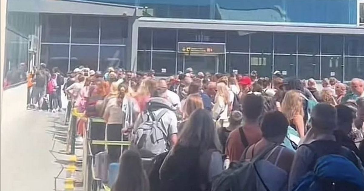 'Inhuman' queues at Spanish airport force officials into emergency meeting
