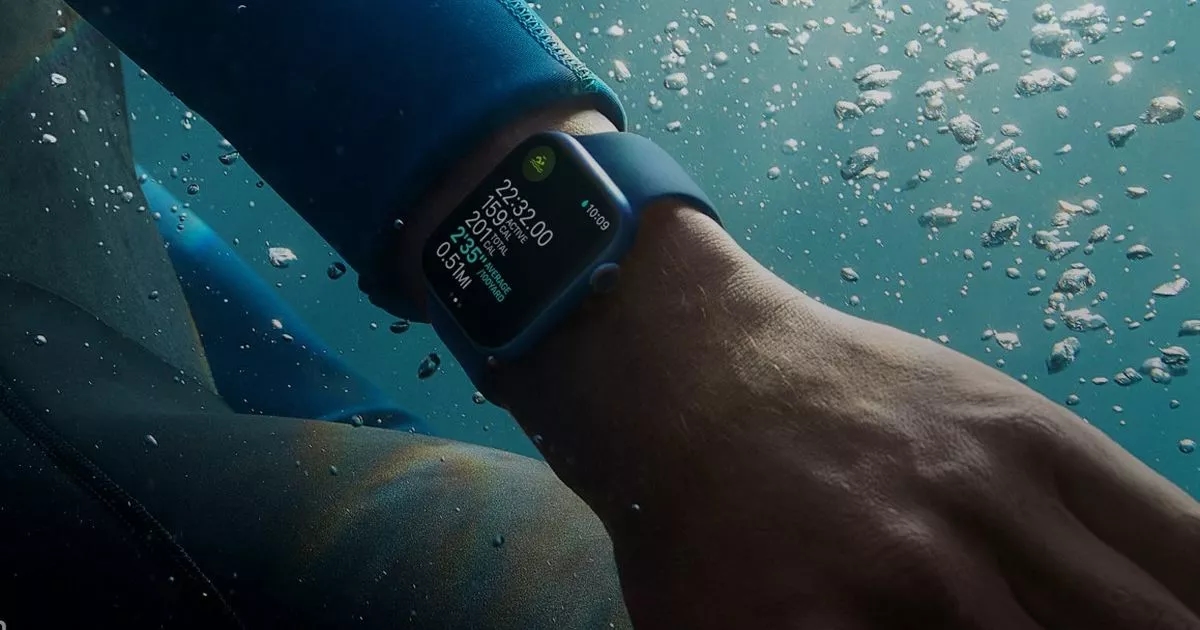Shoppers race to buy Apple Watch as it drops from £419 down to £155