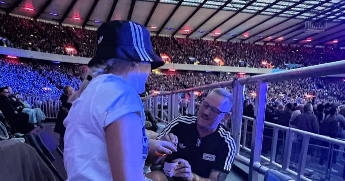 Oasis fan proposes to stunned girlfriend during favourite song at Murrayfield gig