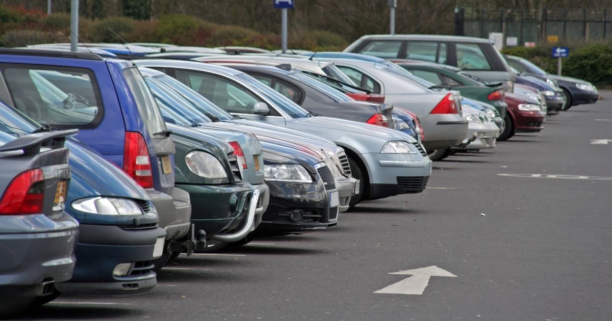 Avoid hitting your tyre into kerb with driving expert's easy two-step method