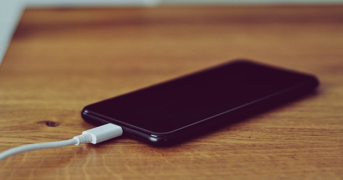 Tech experts issue 'juice jacking' warning to never share your phone charger