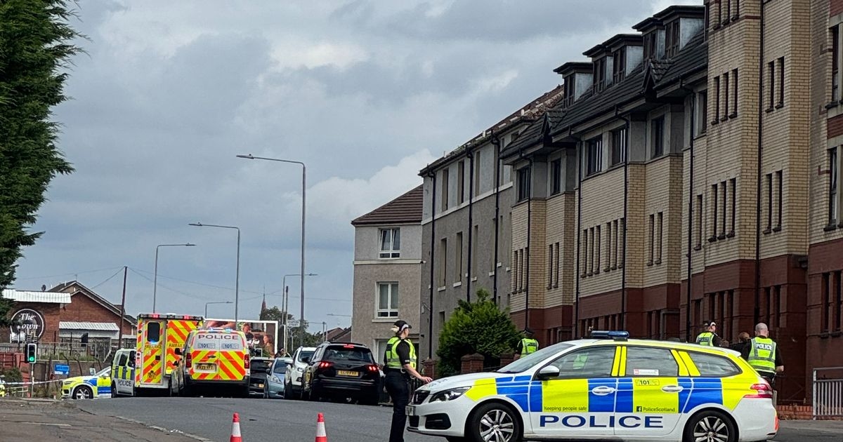 Police swarm Glasgow street following reports of a 'stabbing'