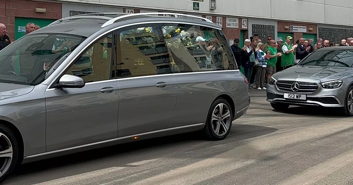 Huge Edinburgh crowds gather as Sir Tom Farmer's hearse passes Easter Road