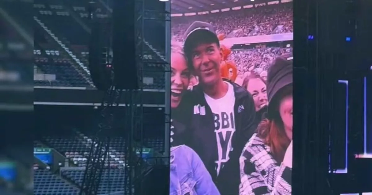 Edinburgh fans praise man's reaction as Robbie Williams 'picks him out in the crowd'