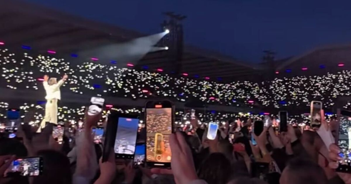 Jaw-dropping moment Edinburgh Murrayfield lights up as Robbie Williams performs iconic hit