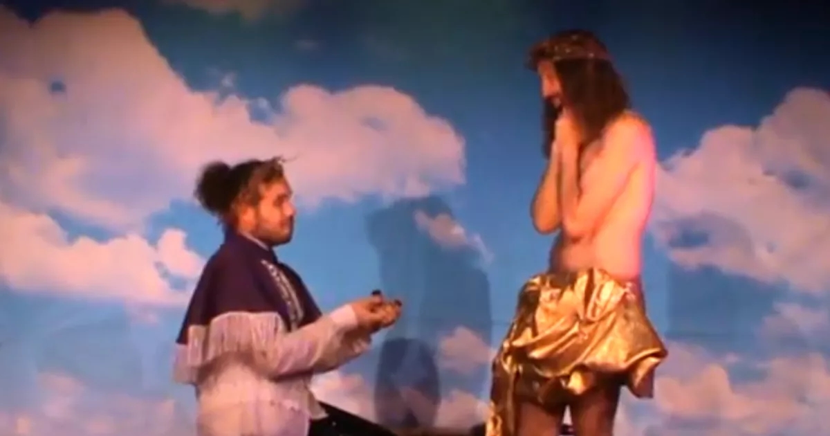 Sweet moment Edinburgh Fringe performer proposes to partner during show