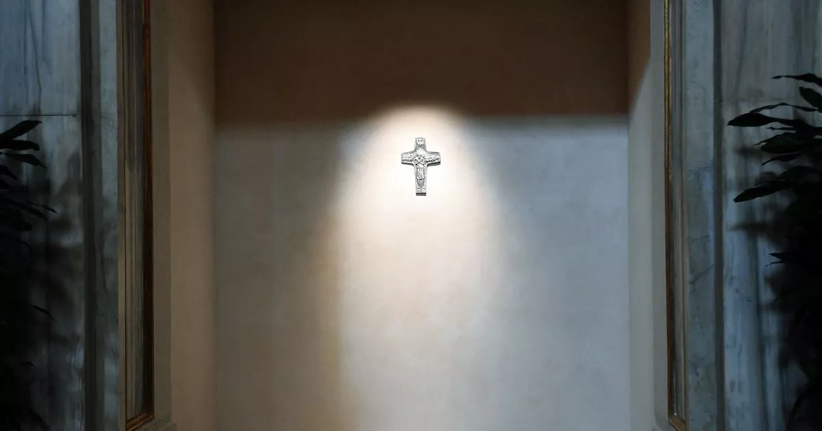 Crowds queue to visit simple tomb of Pope Francis