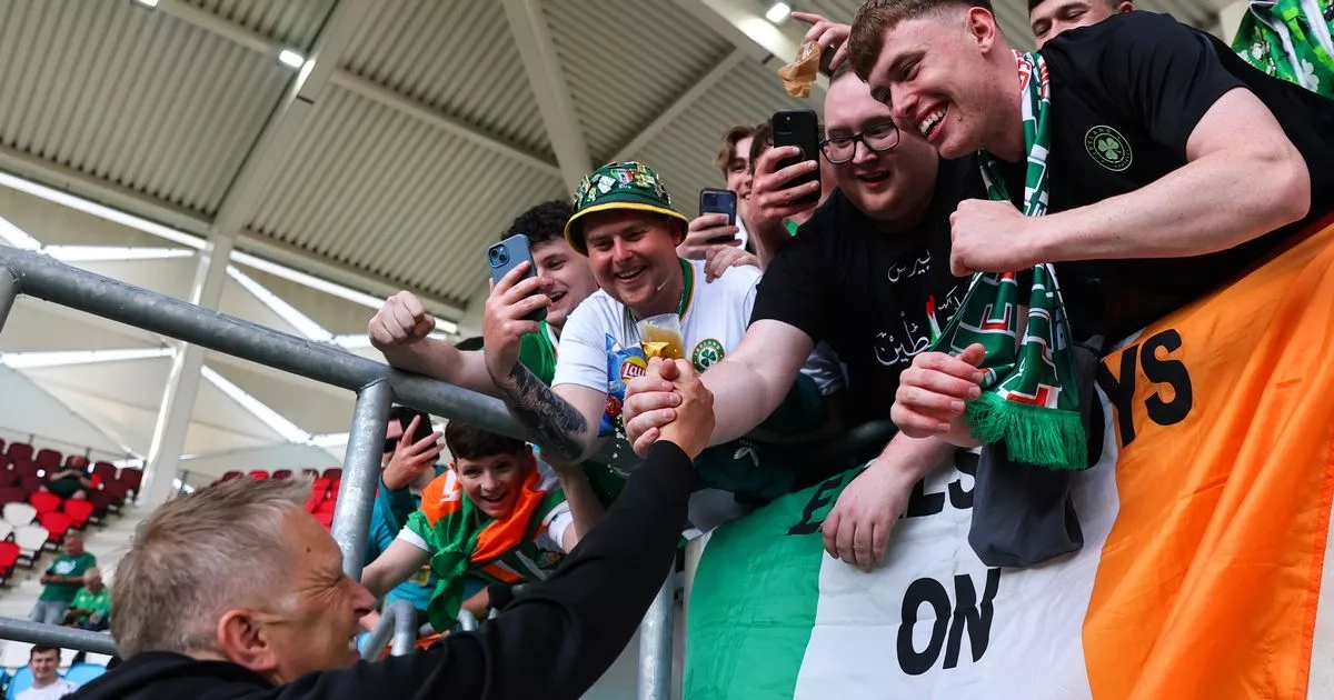 Irish fans surprise Heimir Hallgrímsson with birthday card ahead of kick-off