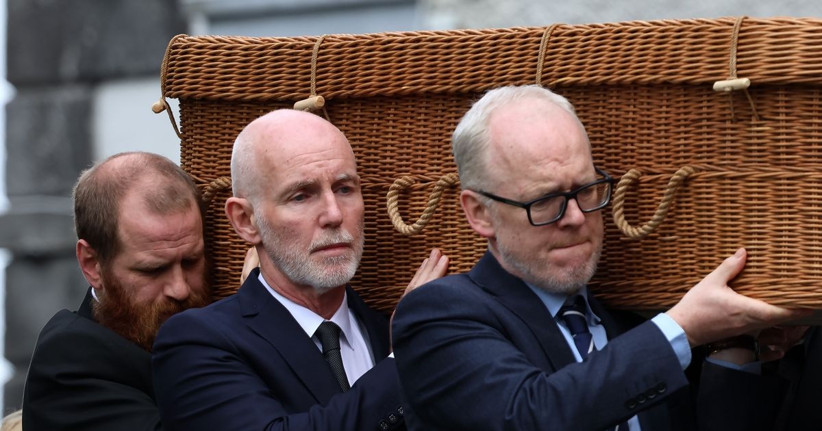 'She was a lady' - Ray D'Arcy battles back tears at his beloved mum's funeral