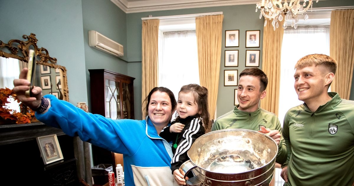 Smiles of joy plentiful as Kerry and Sam Maguire visit Temple Street