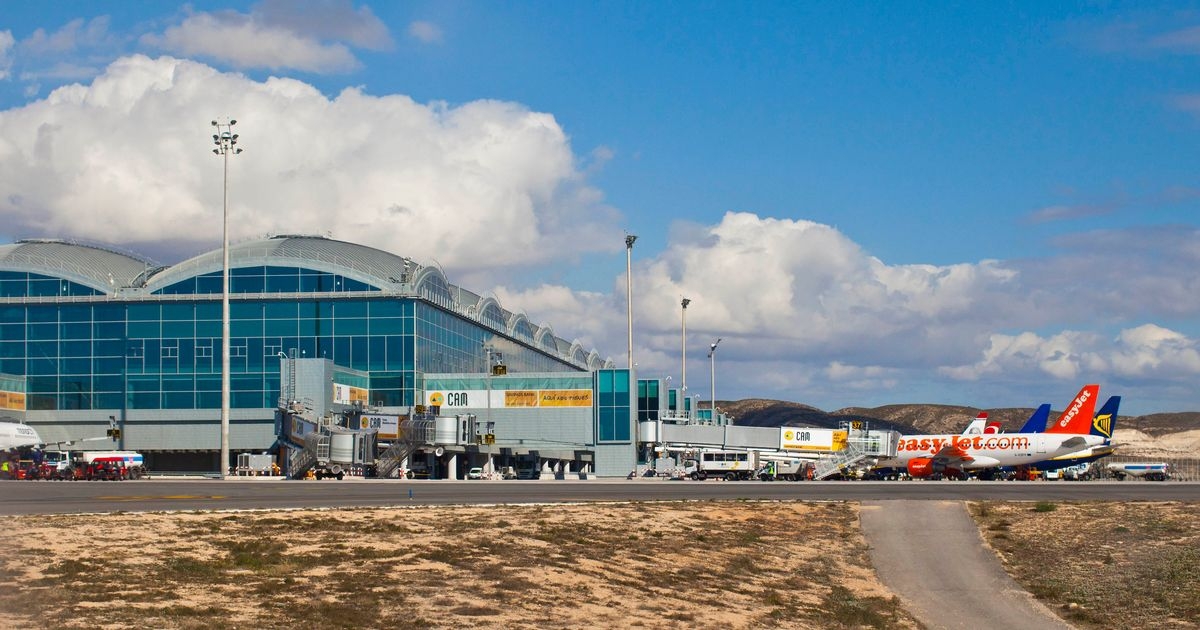 'Horrendous' queues at Spanish airport as tourists 'stuck in stairwell'