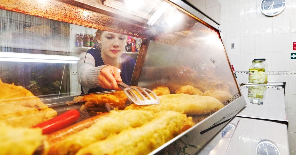 Woman buys fish and chips in popular UK city and Brits are floored by price