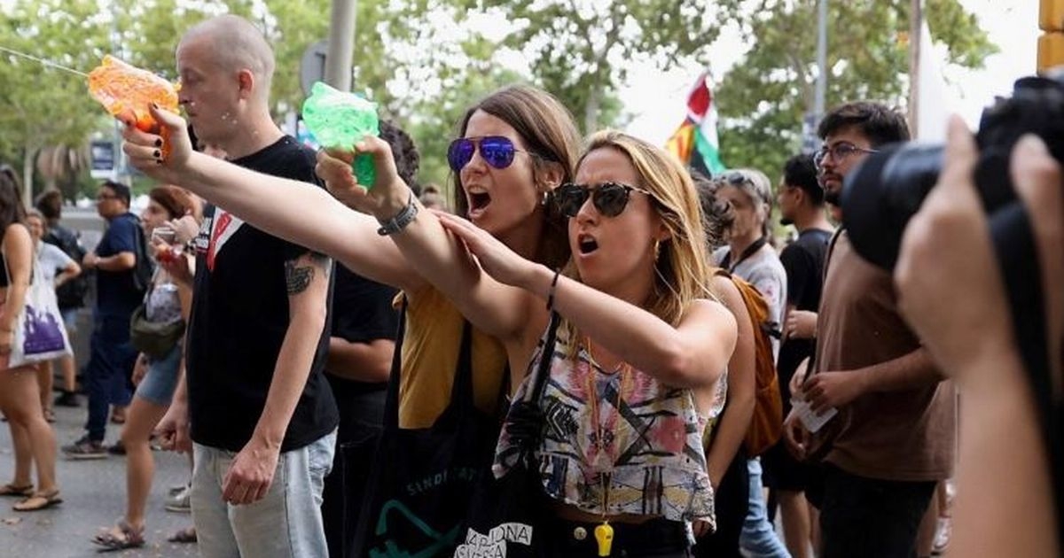 Warning as Spanish protestors 'armed with water-pistols' set new date for chaos