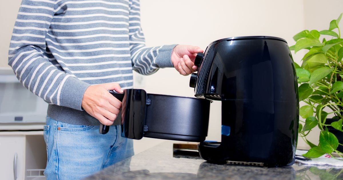 Brits urged by experts to squirt washing up liquid into their air fryer