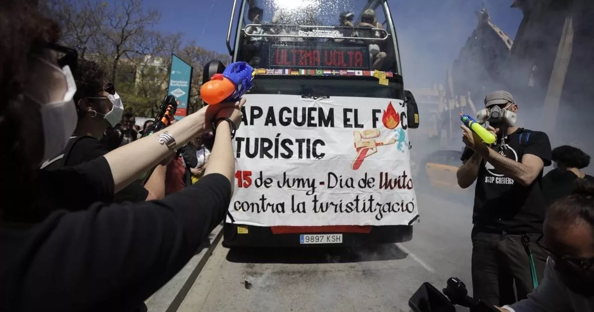 Police intervene as protesters target tourists with new tactic in Spanish hotspot