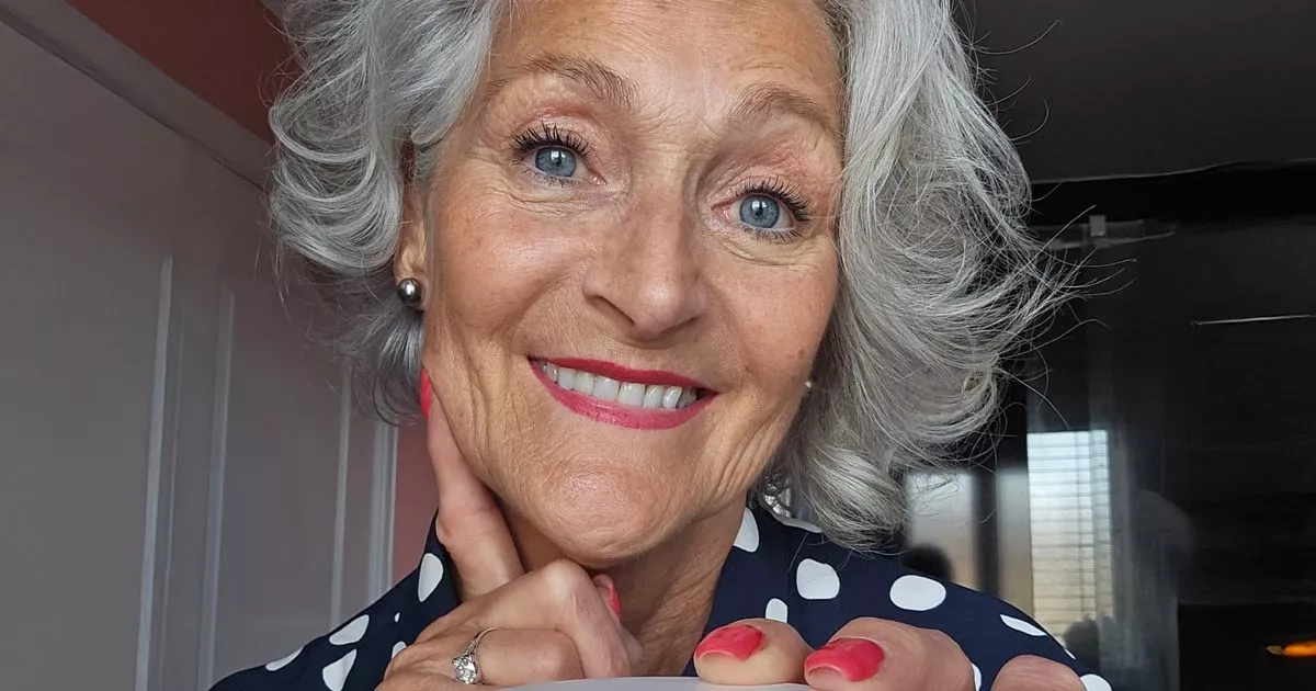Teeth whitening powder with 'amazing results' less than £18 in bank holiday deal