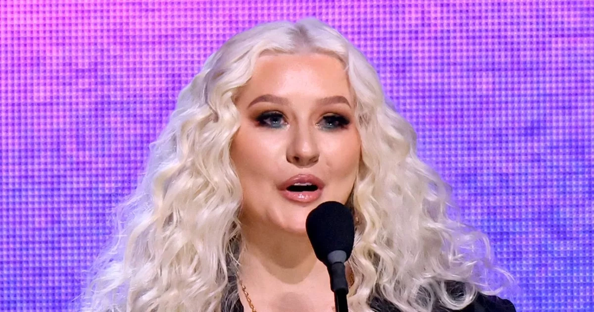 Christina Aguilera fans hardly recognise star as she debuts new look and 'ages backwards'