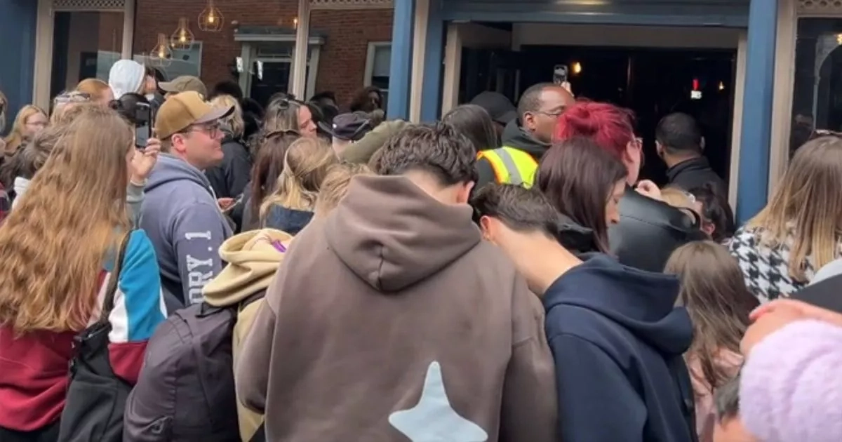 Grammy Award winner shows up at tiny pub and stuns crowds with new song